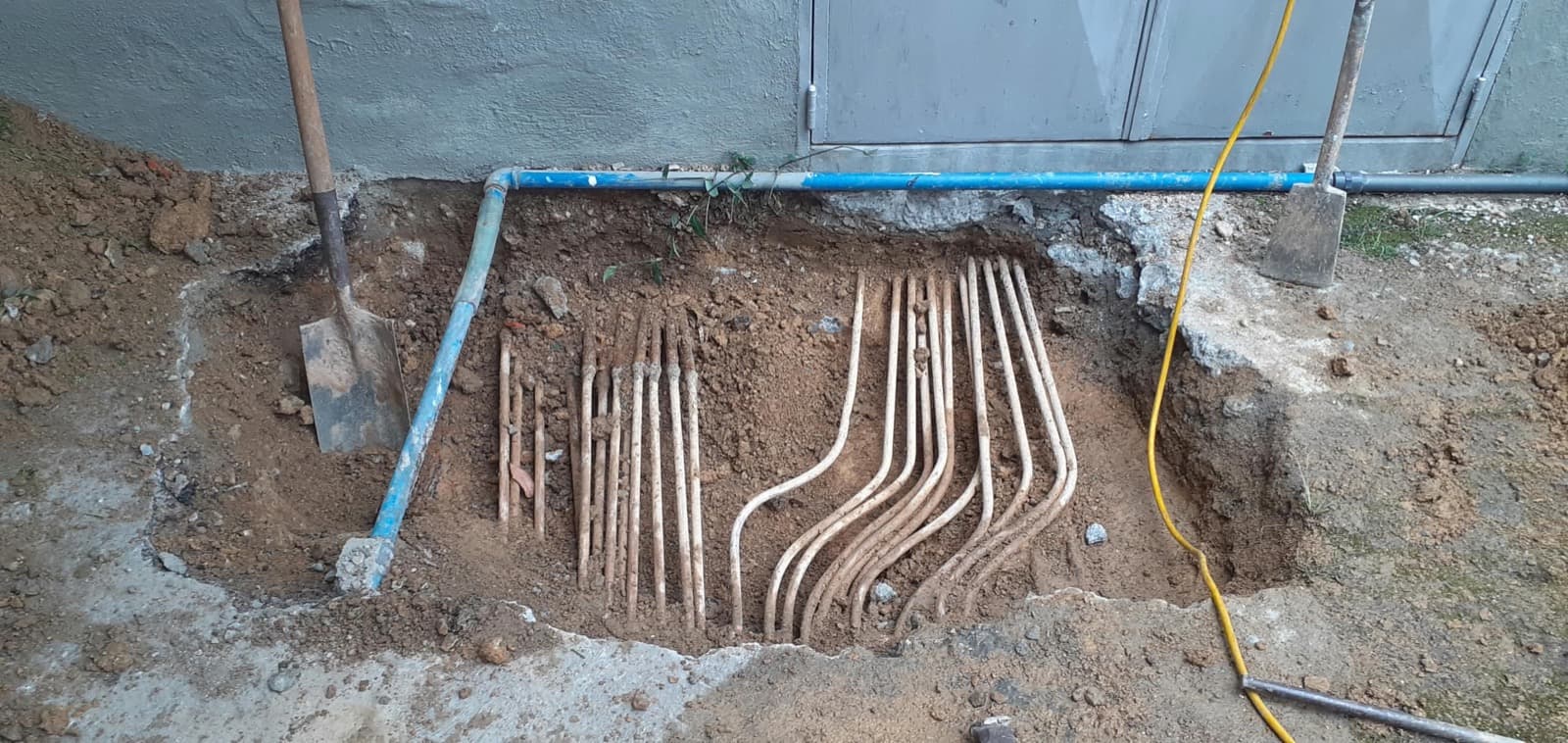 Zanja abierta al pie del edificio con las derivaciones nuevas de la red de gas antes del tapado