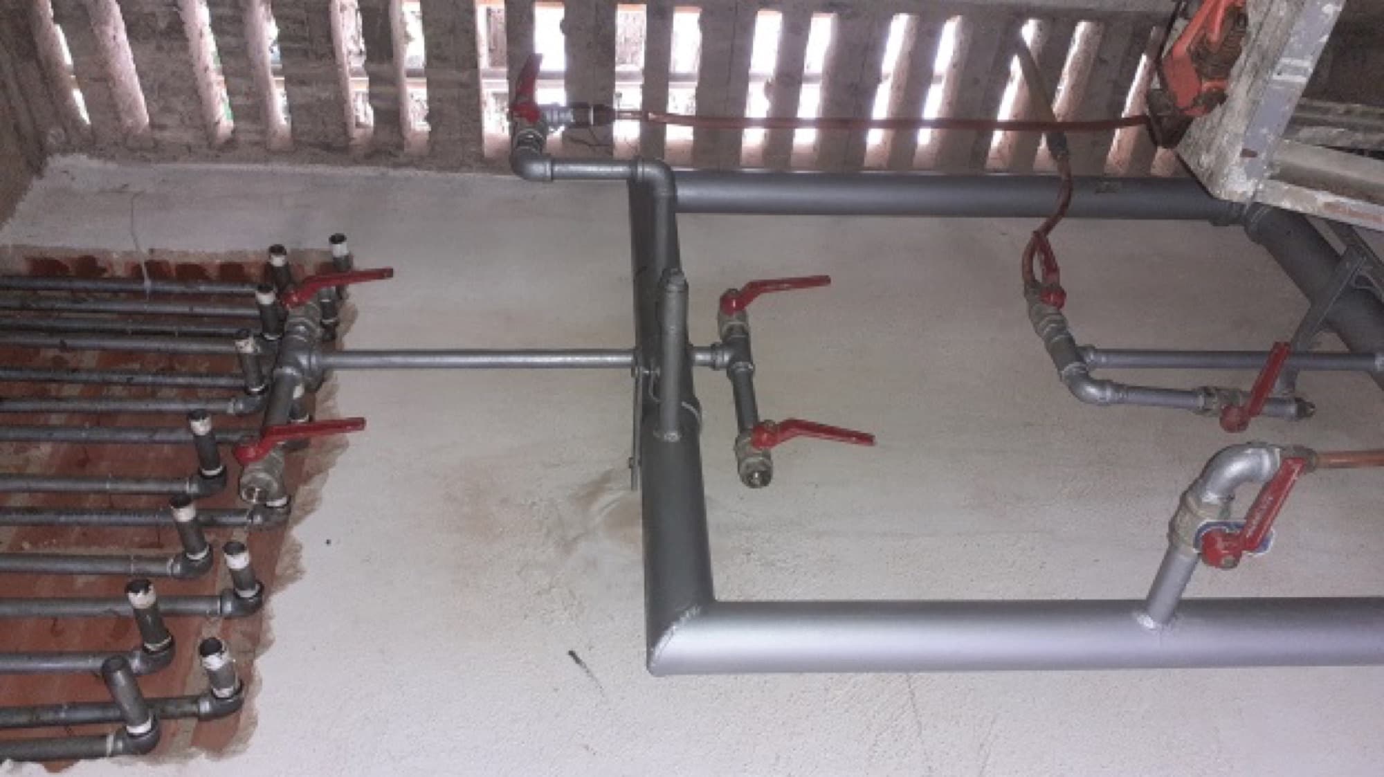 Múltiple de medición de gas con válvulas de corte instalado en la caseta técnica